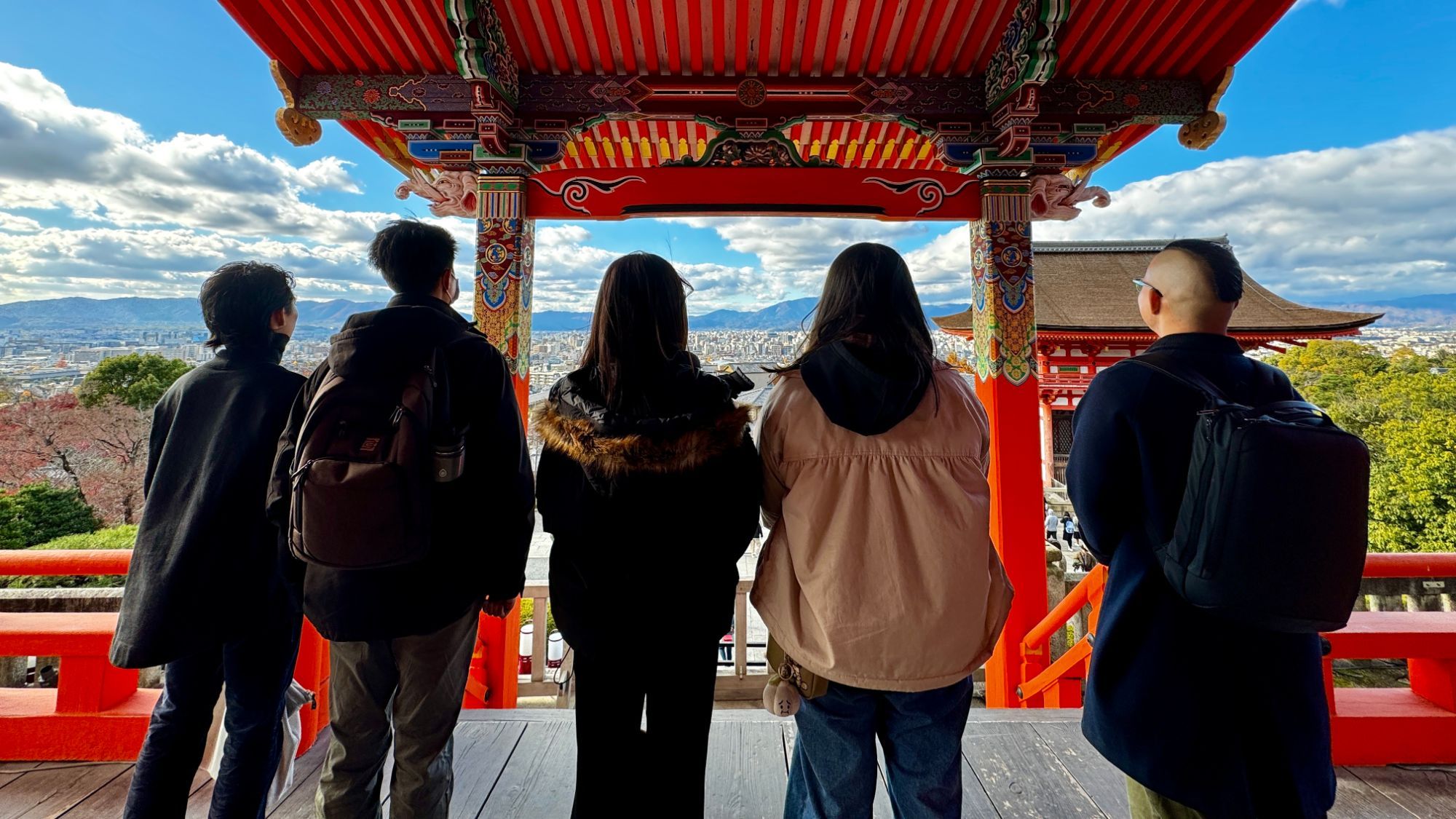 清水寺から京都の街を見わたす学生たち